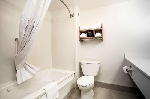 阿拉米达温德姆 - 奥克兰/阿拉米达霍桑套房酒店的白色的浴室设有卫生间和浴缸。