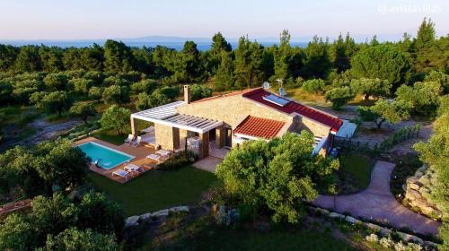 沃尔沃罗Avista Private Resort的享有带游泳池的房屋的空中景致
