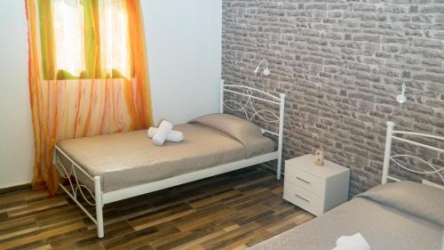 LambiníVilla Elia的一间卧室设有两张双层床和砖墙