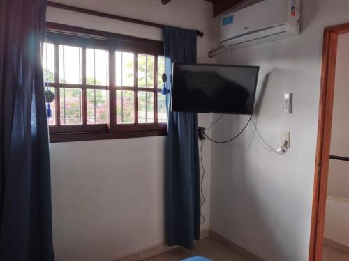 胡宁Las Hortensias的客房设有平面电视和窗户。