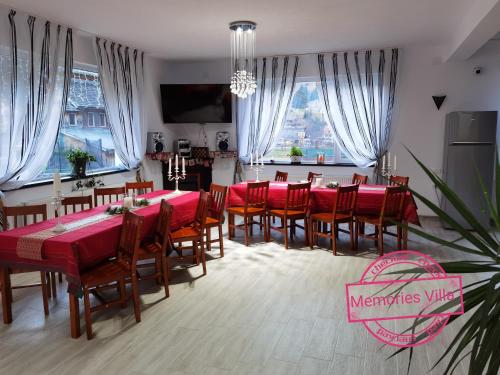 米奥修德萨斯Memories Villa的一间设有红色桌椅的大型用餐室
