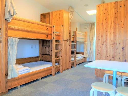 京都京都宇塔诺青年旅舍的客房设有两张双层床和一张桌子。