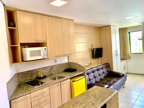 嘎林海斯港Marulhos Resort Muro Alto Studio的厨房配有水槽和微波炉