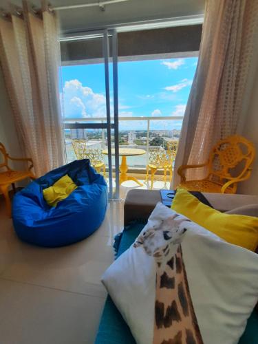 圣卡洛斯ZEUS - MODERNO COM WIFI, melhor Localização,máx 4的客房设有带沙发和椅子的窗户。