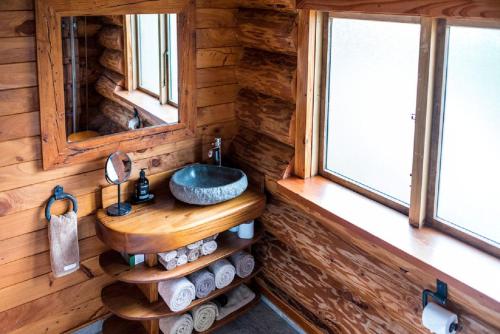 MiltonCascade Creek Retreat的小木屋内带水槽的浴室
