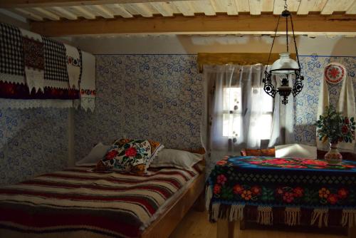 舒加塔格盐矿镇Casutele Bunicii的一间卧室设有两张床和窗户。