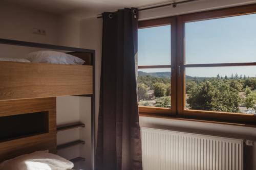 MunshausenRobbesscheier的卧室设有山景大窗户
