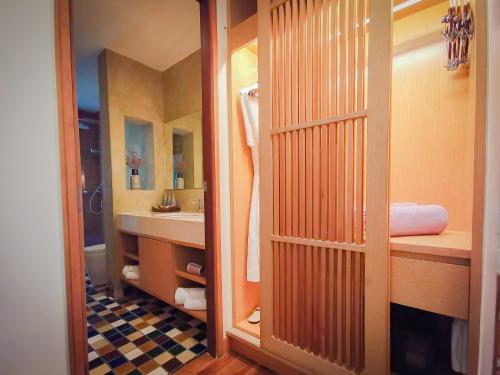 班拉克海滩Prana Resort Nandana的一间带卫生间、水槽和镜子的浴室