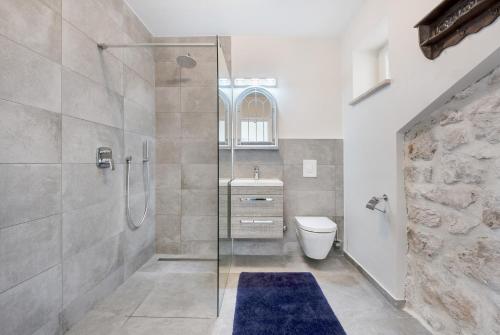 巴比诺波尔杰Izabela apartment with swimming pool的带淋浴、卫生间和盥洗盆的浴室