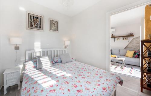 巴比诺波尔杰Izabela apartment with swimming pool的一间白色的卧室,配有床和客厅