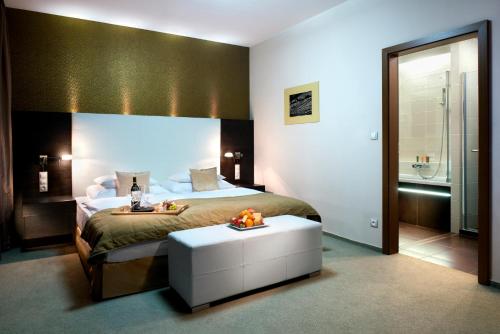 马汀图里克酒店的酒店客房配有一张床铺和一张桌子。
