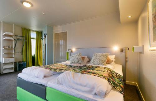 MarrumBed & Breakfast Marrum的卧室配有一张带白色床单和枕头的大床。
