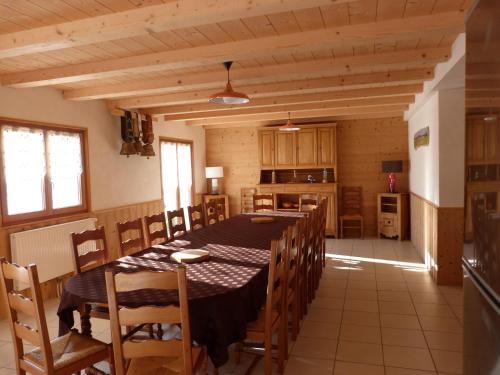 Les FourgsLA GRANGE DE HAUTE-JOUX的厨房以及带桌椅的用餐室。