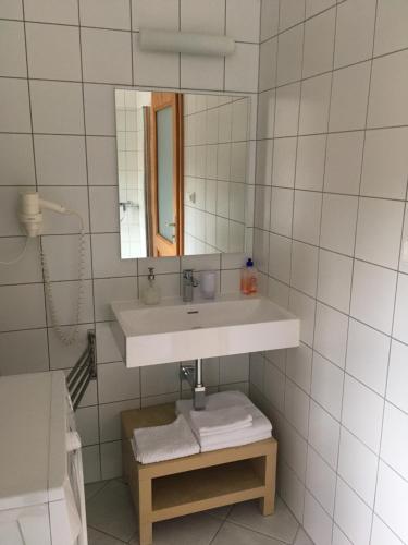 克塞洛Gábriel Apartman的浴室配有盥洗盆、镜子和毛巾