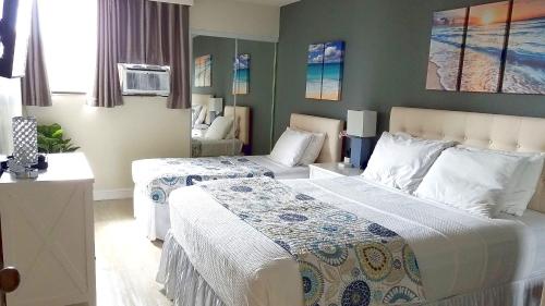 檀香山Waikiki Kuhio 1-bedrm Apt, Ocean view, Free Parking & Wifi的一间卧室配有两张床和空调。