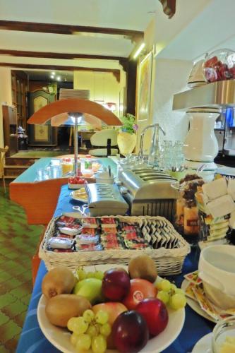 沃尔姆斯Hotel Kriemhilde的一张桌子上放着一大堆水果和蔬菜
