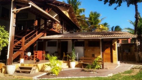 科鲁里皮Vila Bello Pontal的棕榈树海滩上的房子
