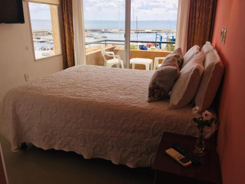 皮里亚波利斯圣雷莫特拉萨斯酒店的一间卧室设有一张床,享有海景