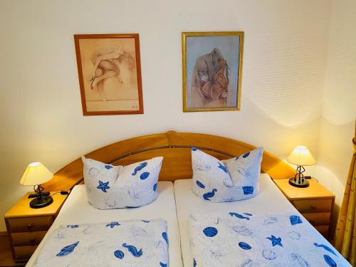 黑灵斯多夫Residenz Bleichröder - Ferienwohnung 27的一间卧室配有一张带蓝色和白色枕头的床