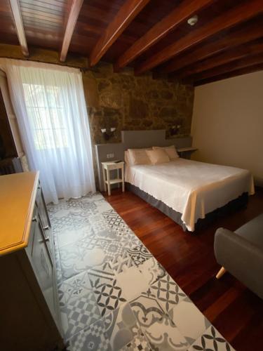 圣地亚哥－德孔波斯特拉Casa de Costoia的卧室配有一张床和一张桌子