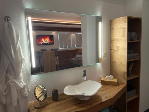 上瓦尔德Mountainsuite的一间带水槽和镜子的浴室