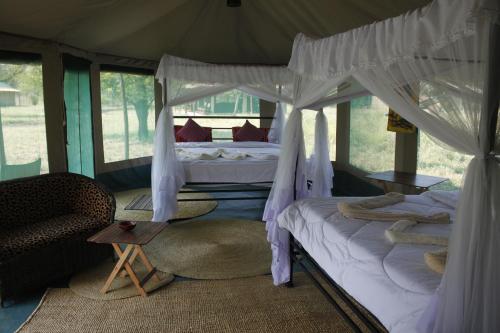 Osero Serengeti Luxury Tented Camp客房内的一张或多张床位