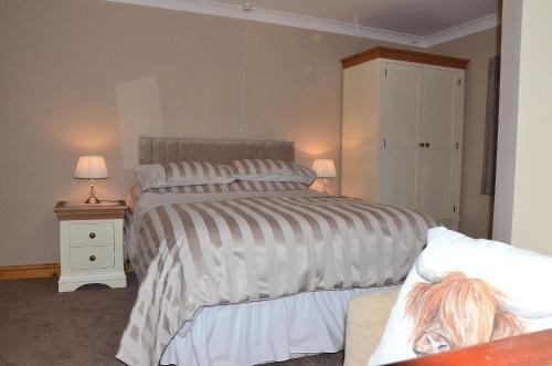英格尔顿Nutstile Farm Bed and Breakfast的卧室配有两张床、床头柜和一张西德西德西德床