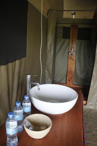 Osero Serengeti Luxury Tented Camp的一间浴室