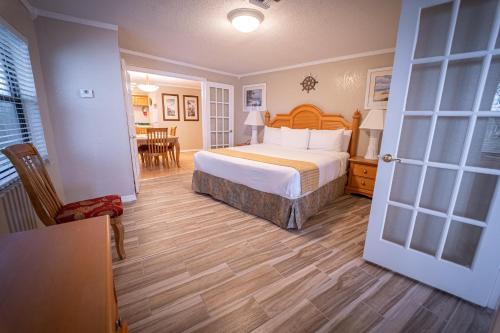 皮尔斯堡码头边度假酒店的一间卧室设有一张床和一间用餐室