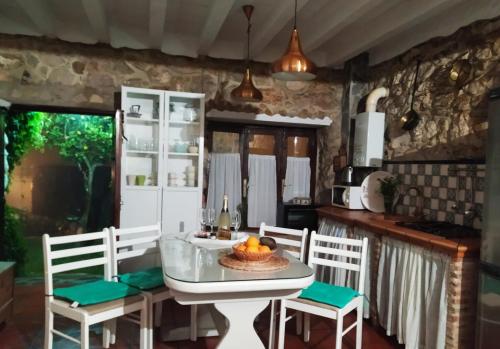 贝瑙卡斯纳尼度假屋的一间厨房,里面配有桌椅