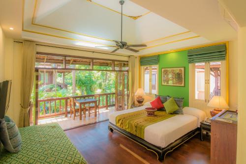 南芭堤雅Rabbit Resort Pattaya的一间卧室设有一张床和一个阳台