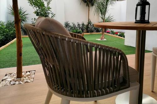 塔兰托Lux Suite的一张桌子和一张桌子旁的棕色椅子和草地