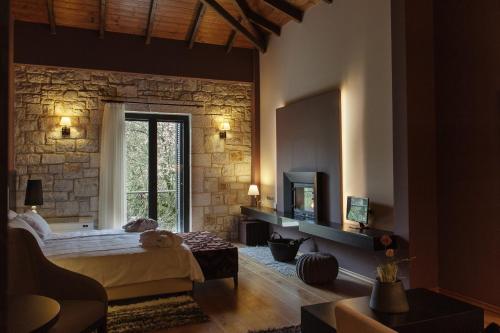 利韦迪昂利维笛套房酒店的一间卧室设有一张床和石墙