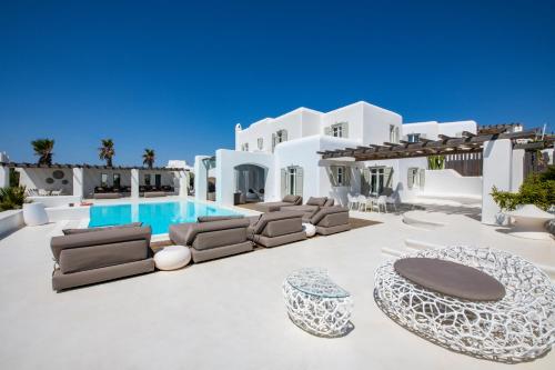图罗斯Diles Villas & Suites Mykonos的 ⁇ 染带游泳池的别墅