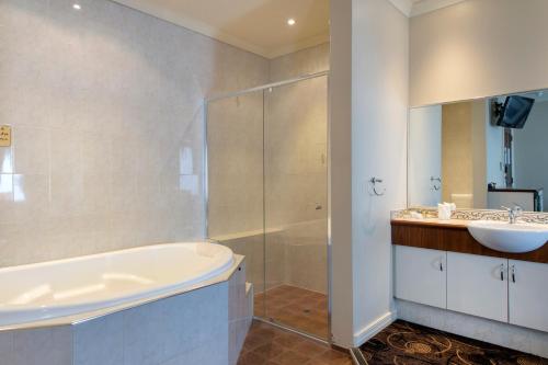 珀斯贝斯沃特品质酒店的带浴缸和盥洗盆的浴室