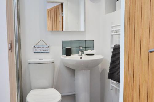 凯格沃思The Little Apartment的白色的浴室设有卫生间和水槽。
