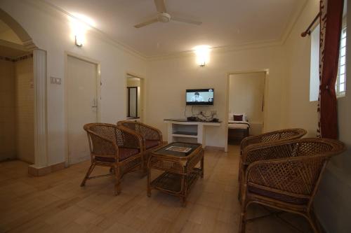 埃尔加德Cliffhanger Retreat的客厅配有椅子、桌子和电视