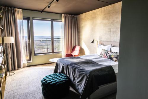 松兹瓦尔索德拉贝尔格特酒店的一间卧室设有一张床和一个大窗户