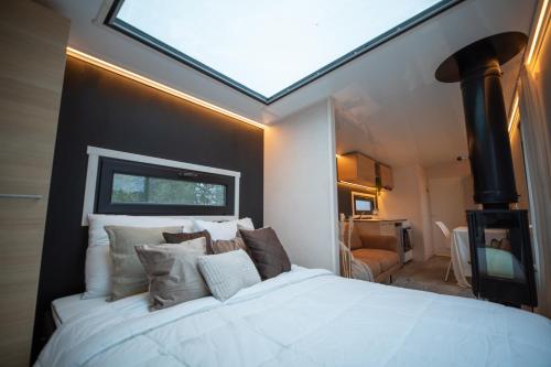莱佩维尔塔曼斯卡哈约假日露营地的卧室配有一张白色大床和天窗