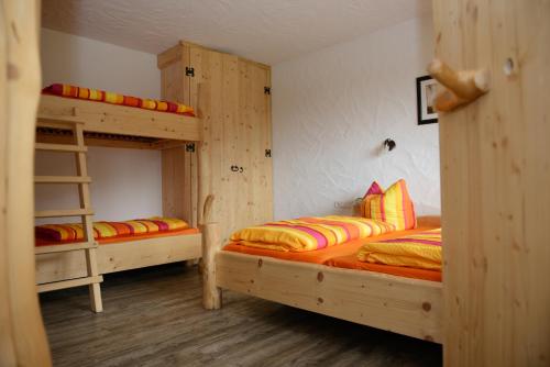EisfeldFeriendorf Auenland的一间卧室设有两张双层床和梯子