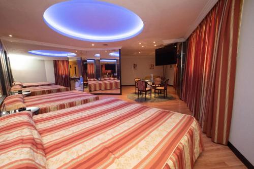 维戈Motel Caribe的酒店客房设有两张床和电视。