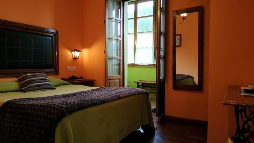 索托德卢伊尼亚萨斯维杰德尔萨斯特里酒店的一间卧室配有一张床和一面大镜子