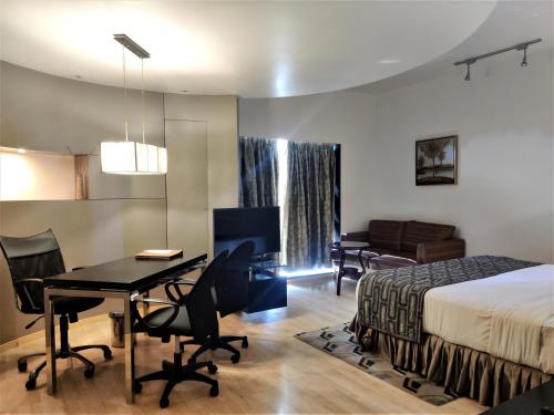 塞恩萨特卡居所酒店的配有一张床、一张桌子和一张桌子的酒店客房