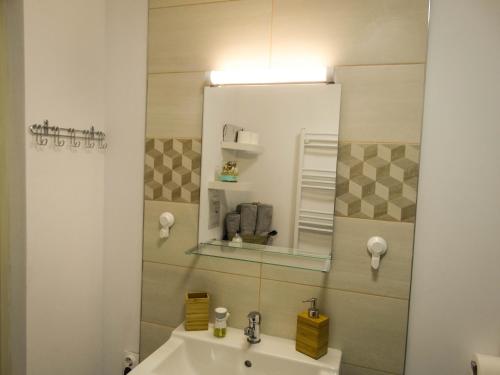 莱斯诺夫Casa JOY的一间带水槽和镜子的浴室