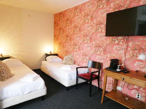 多克姆波斯特霍恩餐厅酒店的酒店客房设有两张床和一台平面电视。