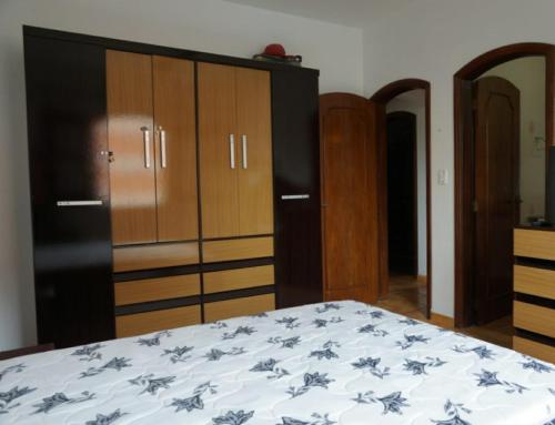 Apartamento Áureo Guenaga客房内的一张或多张床位