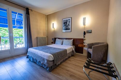 沙托鲁Hotel Christina的卧室配有床、椅子和窗户。
