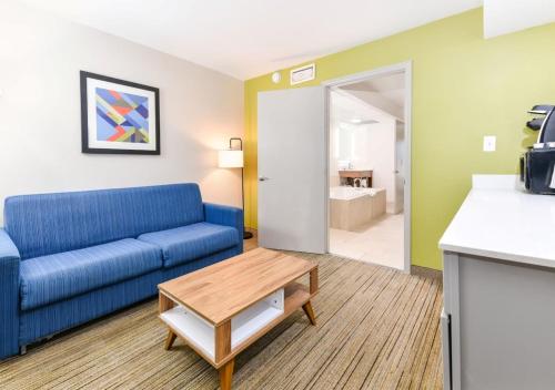 鸽子谷皮格佛格智选假日酒店的客厅配有蓝色的沙发和桌子