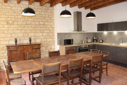 ÉchiréChâteau des Loups - Les Cèdres Bleus的厨房配有大型木桌和椅子