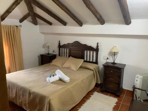 扎哈拉CASAS RURALES MOLINO LA ERMITA的一间卧室配有一张带两个枕头的床